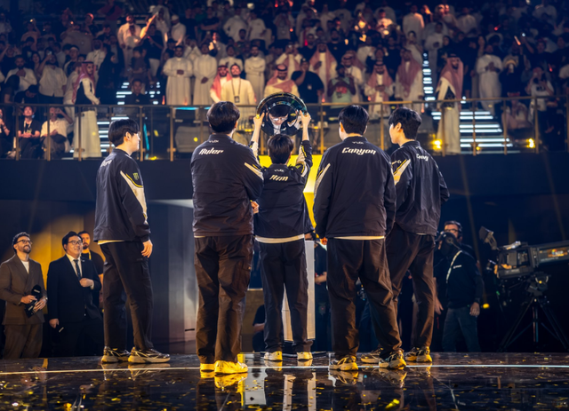 Hovy成为LOL新一代顶尖中单！连获两项国际赛事冠军，荣登全球第一中单宝座